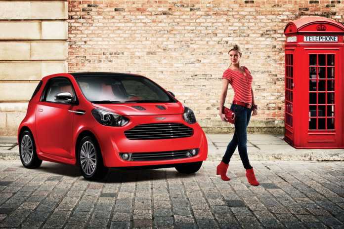 Als Aston Martin Cygnet mit markentypischem Gesicht bekam man den kleinen Toyota auch als Dreingabe zu anderen Aston Martin Modellen.