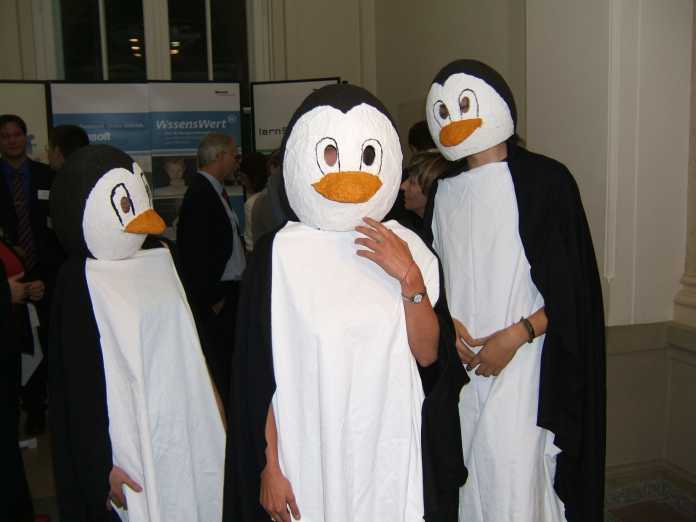 Linux-Aktivisten, als Pinguin verkleidet, auf Microsofts Parlamentarischem Abend