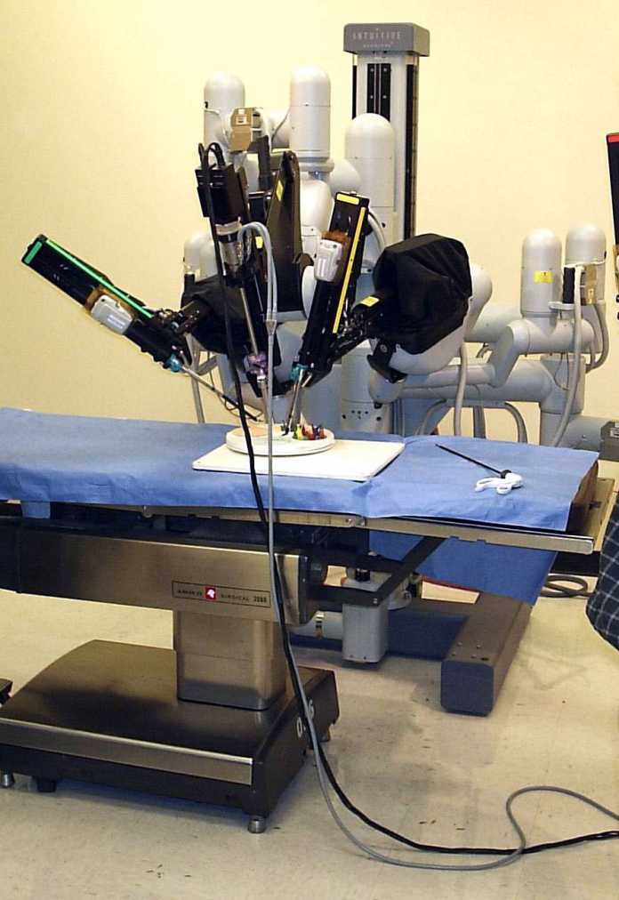 Chirurgie-Roboter operiert ferngesteuert - manche Exemplare sind möglicherweise &quot;offener&quot; als geplant.