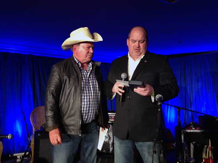 Shatner nahm die Auszeichnung im Cowboy-Outfit entgegen.