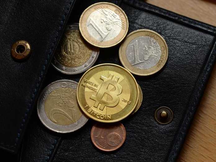 Bitcoin zwischen Euromünzen