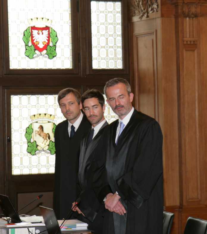 &quot;Einladung zum Gang nach Karlsruhe&quot; -- Rechtanwalt Niko Härtig (rechts) mit Kollegen vor dem Bundesverwaltungsgericht in Leipzig
