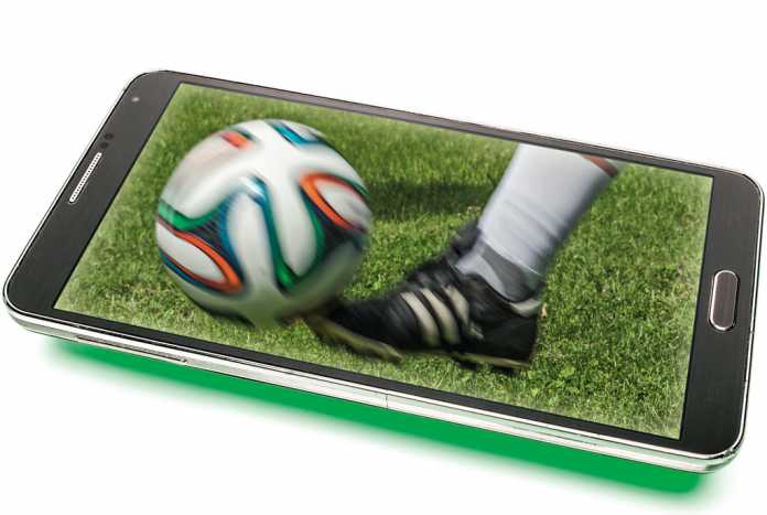 Wer will, verpasst zwar auch mobil kein Tor bei der Fußball-WM, jubelt aber meist später als Zuschauer am Fernseher.