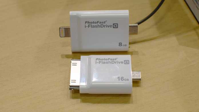 Die Lightning-Version des i-FlashDrive (hinten) ist etwas größer als die 30-polige, aber immer noch viel kleiner als letztere mit Lightning-Adapter.