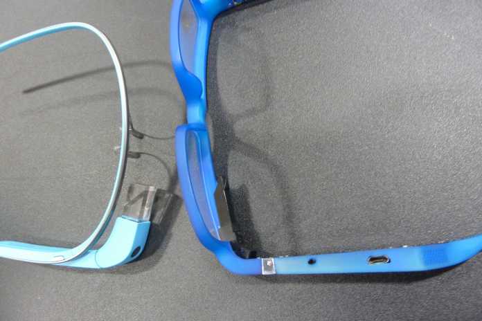 Kopins White-Pupil-Modul im Brillenprototyp (rechts) ist deutlich kompakter als das Brillenmodul von Google Glass (links).