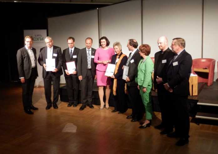 Preisübergabe: Staatssekretärin Dorothee Bär (in Pink) mit Jury und Gewinnern des Breko-Awards.