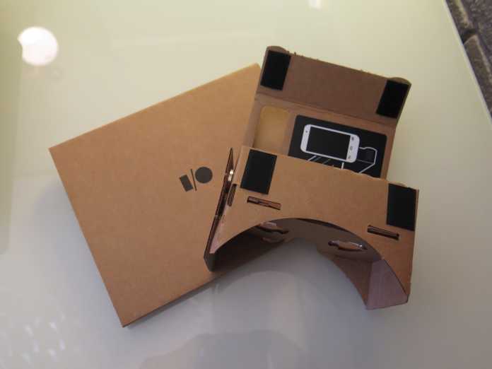 Ein Pappkarton, zwei Linsen, Klettverschlüsse und ein NFC-Tag: Das ist Google Cardboard.