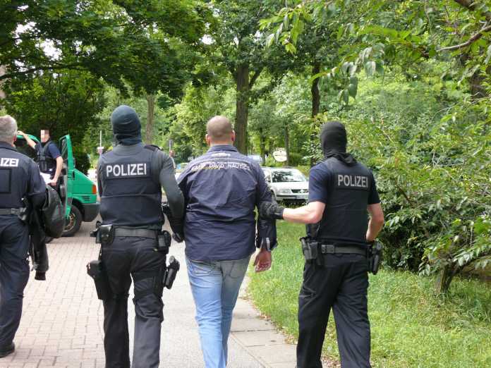 Festnahme eines Beschuldigten durch die Bundespolizei in Hamburg.