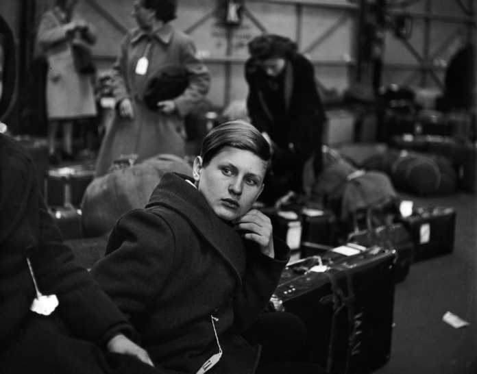 Ein DP-Junge in der Ankunftshalle von New York, 1947/48.