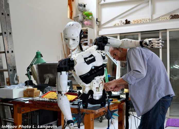 Der Bildhauer Gael Langevin bei der Arbeit an seinem Roboter.