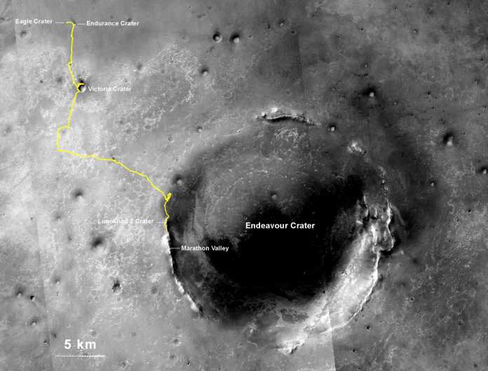Bild von der Mars-Oberfläche. Die NASA hat die von Opportunity zurückgelegte Strecke darin gelb markiert