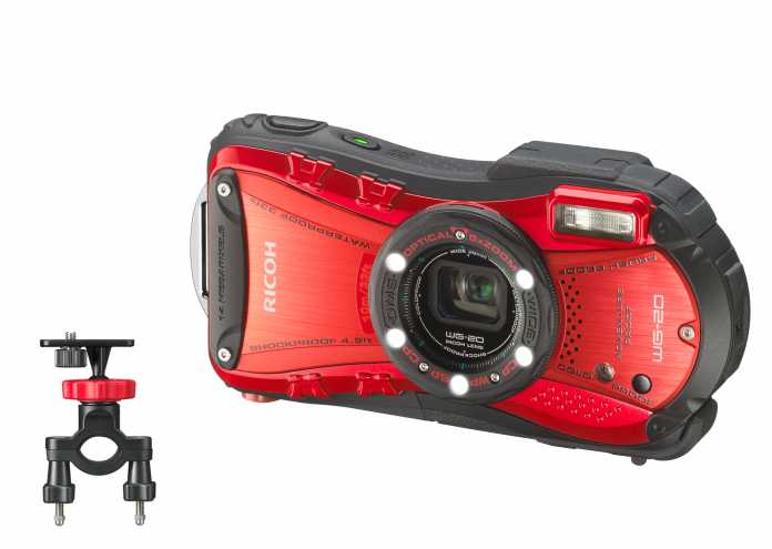 Auffällige Designs sind das Markenzeichen vieler Outdoor-Kameras wie der Ricoh WG-20. Ricoh bietet außerdem reichlich Zubehör für die Robusten an – wie einen Lenkeradapter.