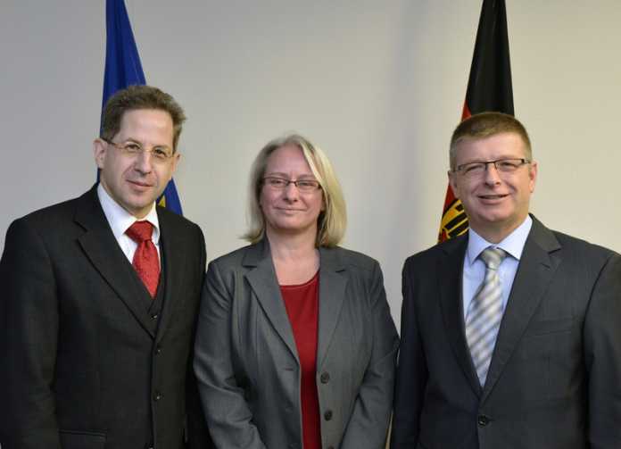 Verfassungsschutz-Vize Thomas Haldenwang (r.) mit seiner Stellvertreterin Catrin Rieband sowie dem BfV-Präsidenten Hans-Georg Maaßen.