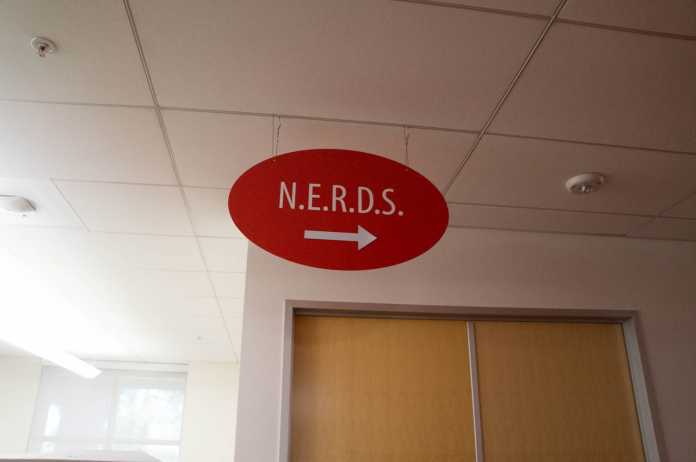 Der Aufdruck &quot;N.E.R.D.S.&quot; steht für 'Netflix Emergency Room and Desktop Support'.