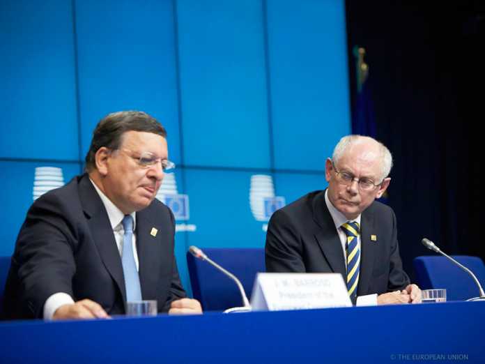 Herman van Rompuy, Präsident des Europäischen Rats (l.), und EU-Kommissionspräsident José Manuel Barroso in der Nacht auf Sonntag