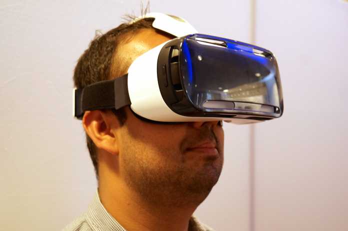Handy vorm Kopf: Samsung Smartphone-Gehäuse Gear VR funktioniert ausschließlich dem Galaxy Note 4.