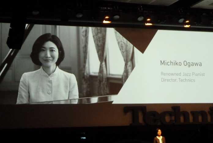 Die Pianistin und Toningenieurin Michiko Ogawa dirigiert die Markenstraegie voni Technics.