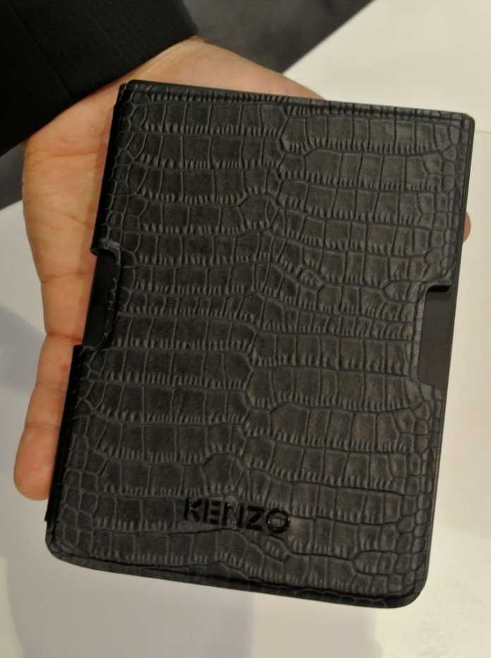 Das Pocketbook Sense wird mit einem Cover in Krokodilleder-Optik verkauft.