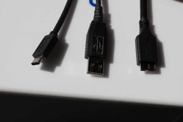 Größenvergleich: links der neue Typ-C-Stecker, in der Mitte der altbekannte Typ A und rechts der mit USB 3.0 eingeführte Micro AB