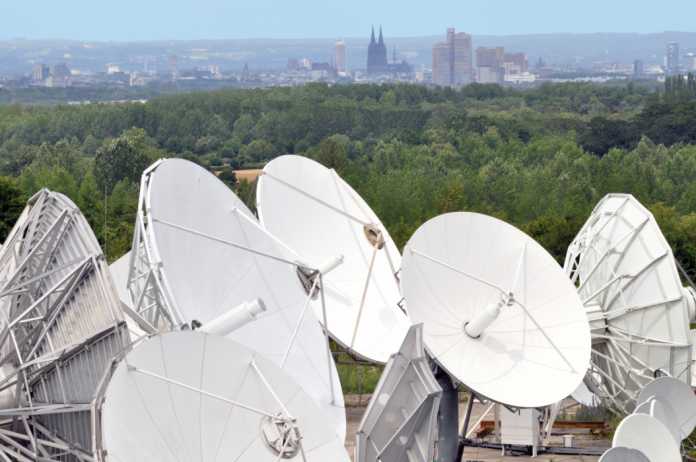 Stellars Antennen in Sichtweite des Kölner Doms