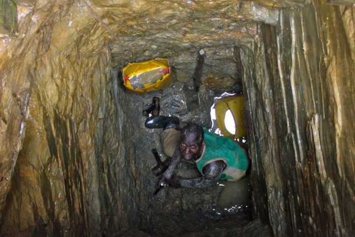 Arbeiter in einer kongolesischen Zinn-Mine, die als konfliktfrei zertifiziert ist.