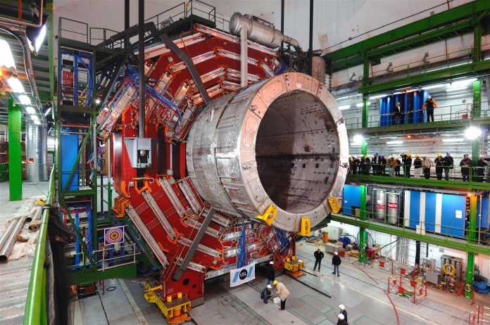 Ein Teil des Large Hadron Collider beim Einbau