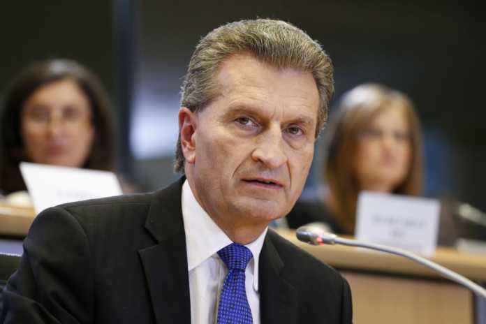 Oettinger während der Anhörung