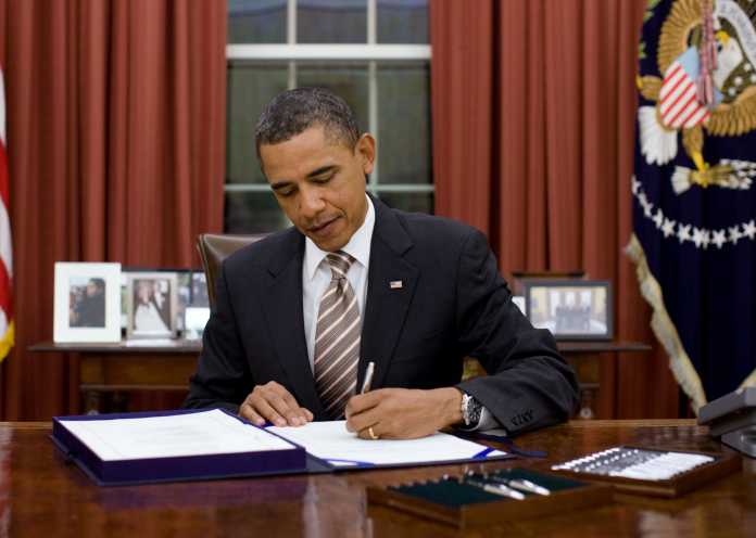 Barack Obama unterzeichnet ein Gesetz