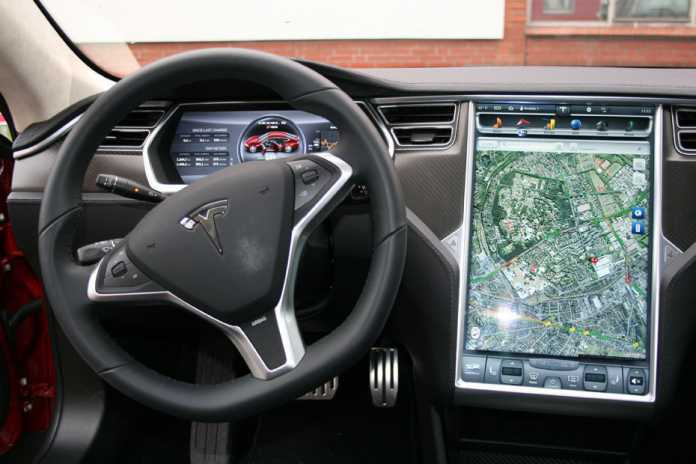 Anfang des Jahres war Tesla wegen eines 17-Zoll-Displays für den Fahrer in die Kritik geraten.