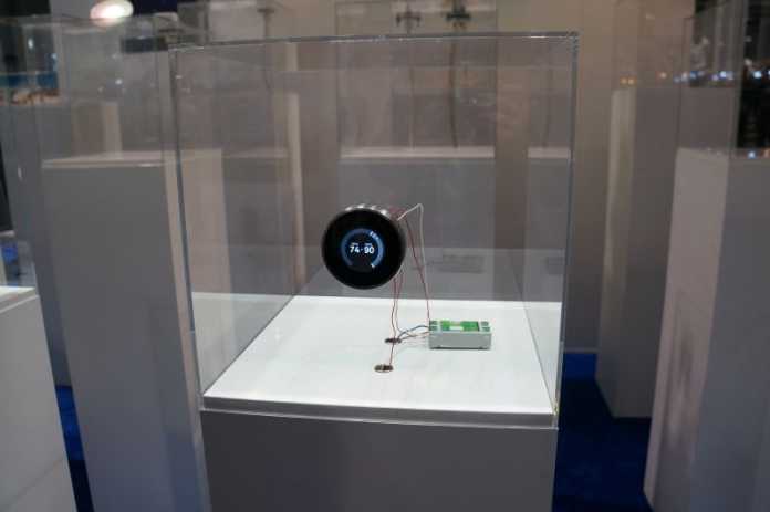 Nest-Thermostat in einem Aufbau am Stand des Unternehmens Digitalstrom.