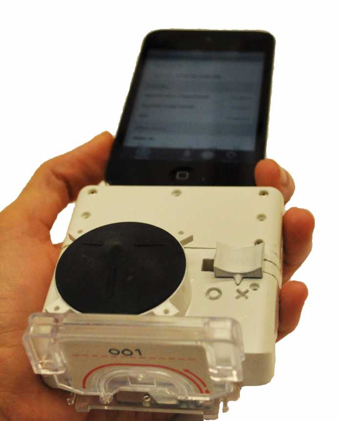 Der Smartphone-Dongle mit der Einwegkassette.