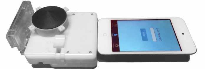 Die Verbindung von Dongle und iPod Touch erfolgt über die Audioklinke.