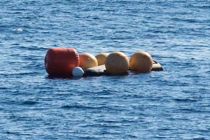 Schwimmballons halten IXV an der Wasseroberfläche, bis das Rettungsschiff eintrifft.