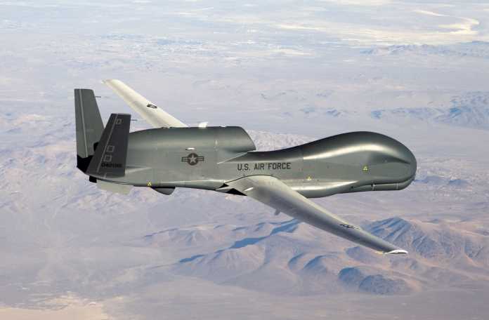 Northrop Grummans Global Hawk wird zur Überwachung aus der Luft eingesetzt.