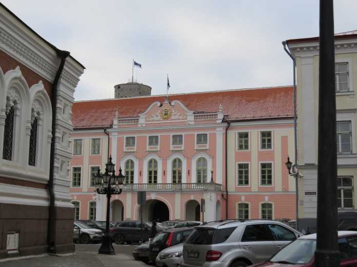 Das Parlament Estlands (der Riigikogu) hat 101 Mitglieder und befindet sich auf dem Domberg in der Altstadt Tallins.