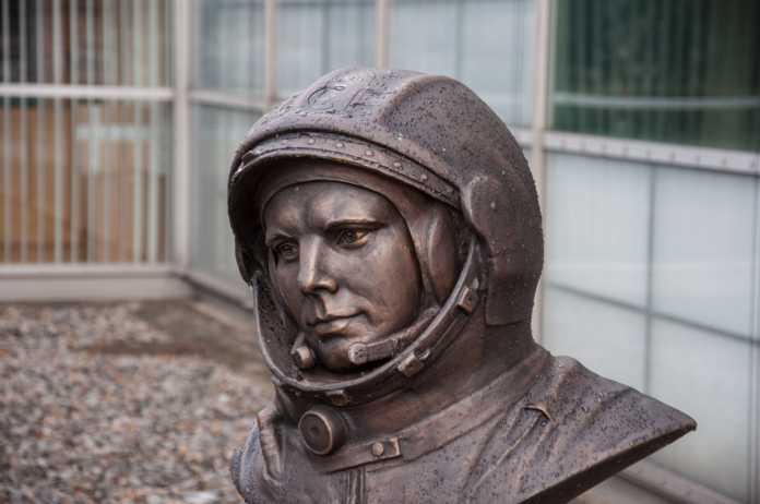 Juri Gagarin vor dem Eingang des EAC