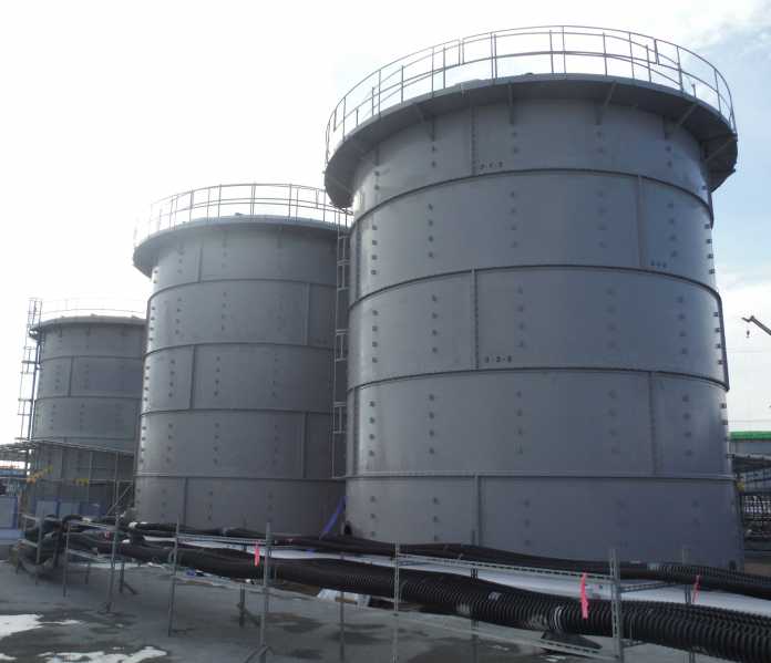 In Hunderten Tanks wird kontaminiertes Regenwasser gesammelt.