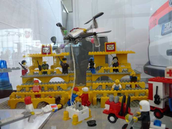 Das Setup beim Rettungseinsatz in Lego nachgestellt. Der Quadckpter bleibt mit der Basisstation und Stromversorgung am Boden verbunden.