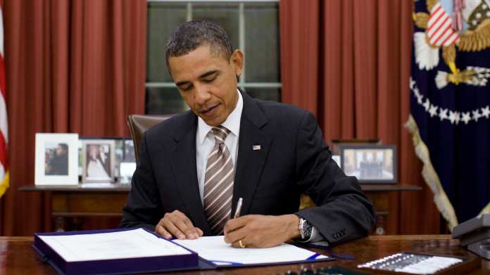 Barack Obama unterzeichnet ein Gesetz