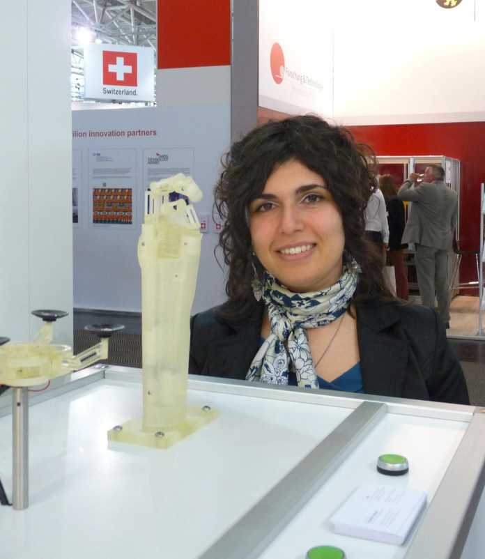 Filomena Simone ist Doktorandin am Zentrum für Mechatronik und Automatisierungstechnik und hat die Roboterhand mit entwickelt.