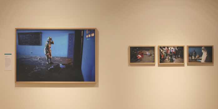 Im Sommerset House in London können Besucher etliche Bilder von Moores ausgezeichneter Fotoserie sehen.