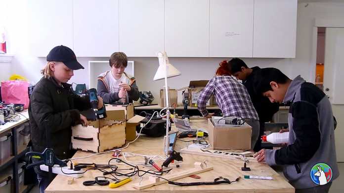 Kinder bauen ihre eigenen Lautsprecher und einsaitige Gitarren in Fab Lab Nordvest in der &quot;Hacker-Schule,&quot; einem Wahlkurs für Schueler in Kopenhagen.