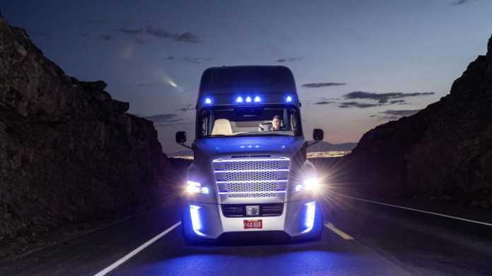 Daimlers autonomer Lkw darf auf Nevadas Straßen fahren