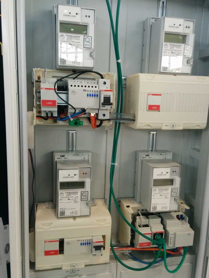 Anschlusskasten mit Smartmetern und Gateway: Die Anbieter sehen sich für das geplante Rollout an die Energieverbraucher gut gerüstet.