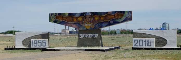 Eingangsschild zum Weltraumbahnhof Baikonur