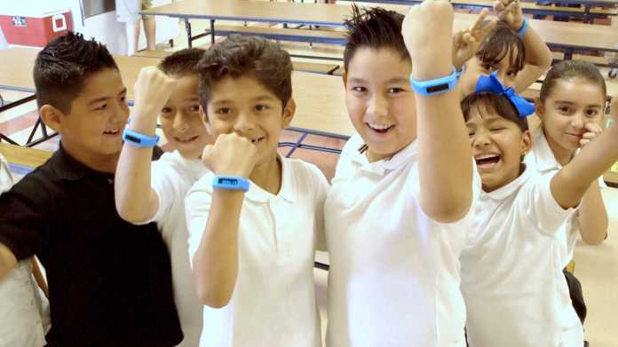 Kinder mit blauem Fitnessarmband