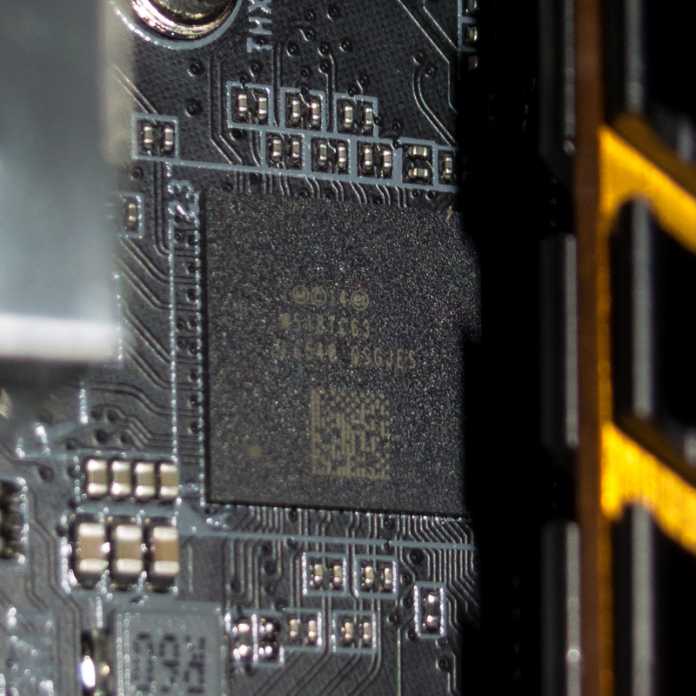Der Alpine-Ridge-Chip für Thunderbolt 3 ist im Vergleich zu anderen Controller-Chips recht groß.