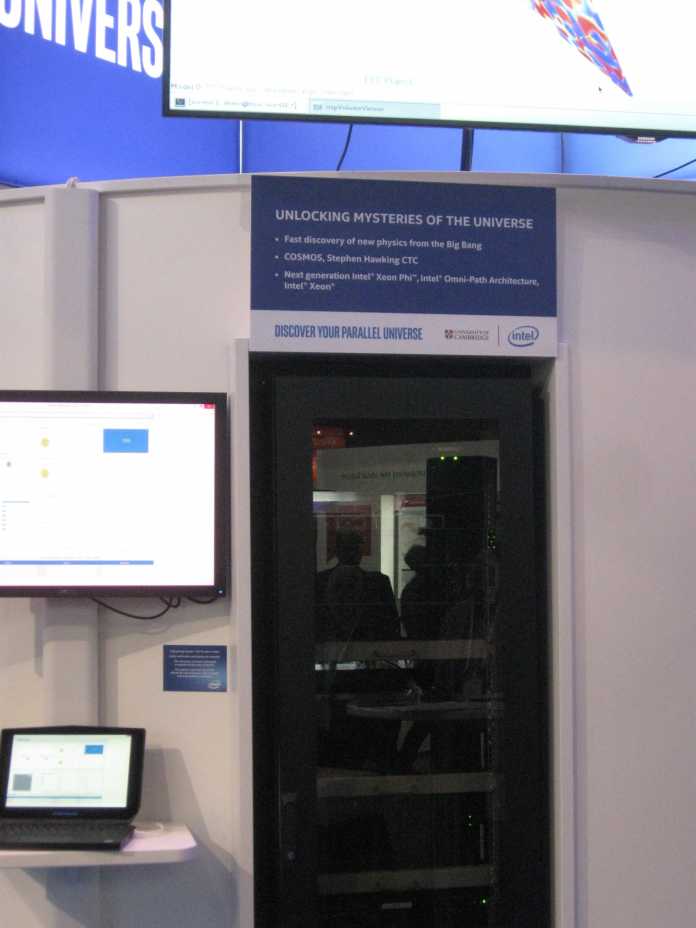 Hinter einer dicken Glastür versteckt, drei Xeon-Phi-Knights-Landing-Knoten mit Omni-Path-Karten.