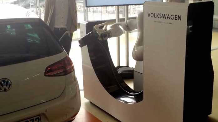 Volkswagen: Roboter lädt Elektroauto