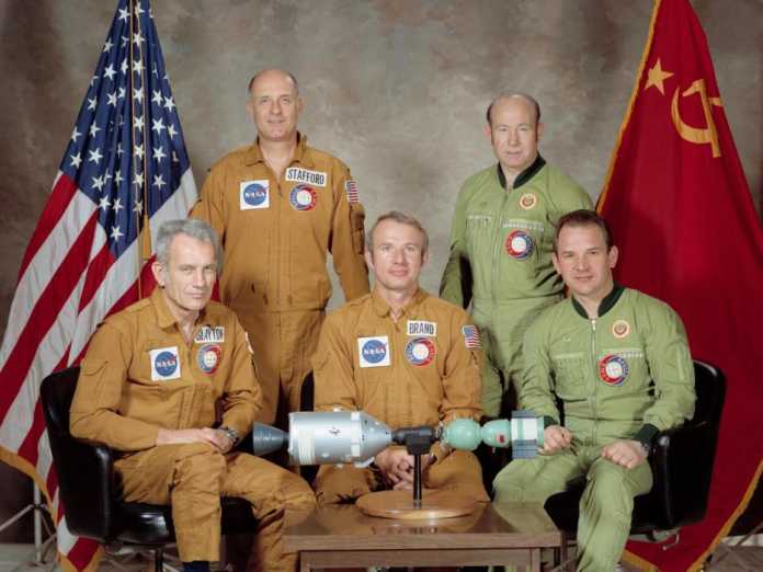 Die beteiligten Raumfahrer: Donald Slayton, Tom Stafford, Vance Brand, Alexej Leonow, Waleri Kubassow (v.l.n.r.)